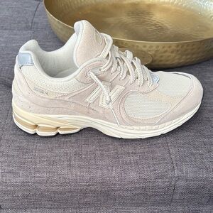 New Balance 2002 Women's Beige and Cream Sneakers